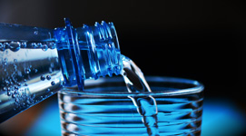 Reines Wasser mit einem Berkey® Wasserfilter, besser als Wasser aus der Flasche