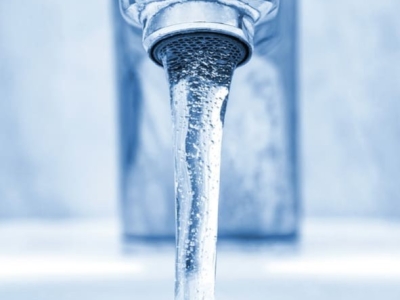 Tratamiento del agua potable y cáncer de vejiga: el peligro oculto de los THM